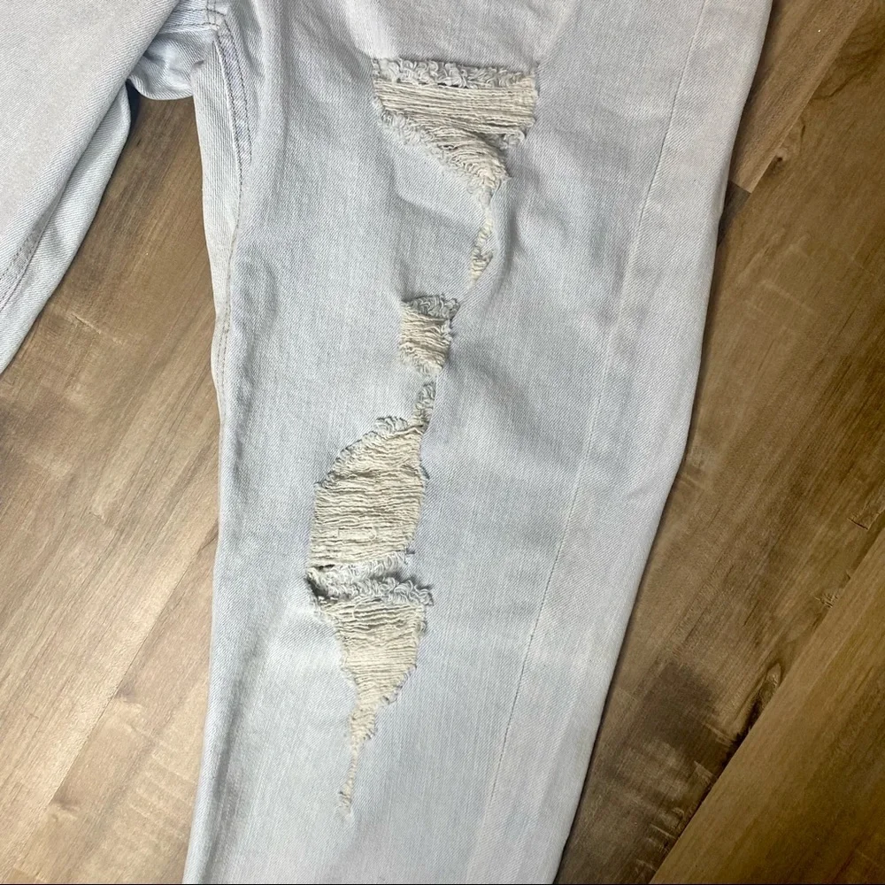 NWOT Wild Fable High Waisted Distressed Light Wash Mom Jeans - Picture 7 of 8